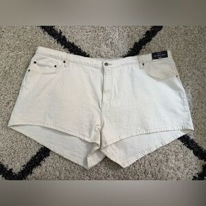 NWT Abercrombie & Fitch High‎ Rise Mom Shorts in White - Curve Love 37